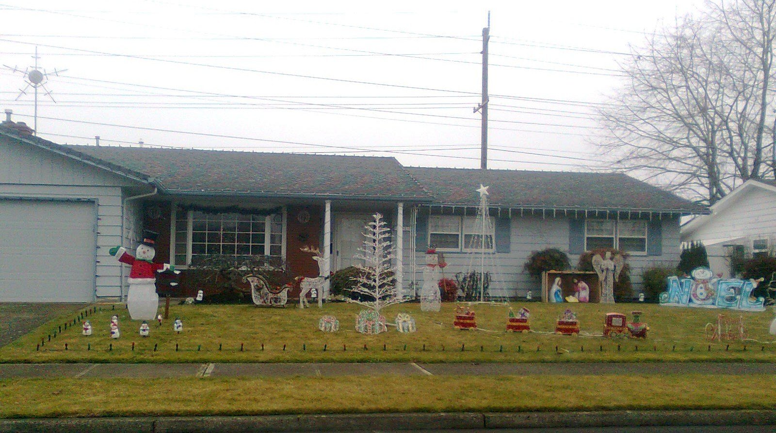 Front Porch & Outdoor Christmas Decorating That Stops Traffic (the Good Kind)